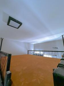 une pièce vide avec un sol vide et un balcon dans l'établissement Casa Loft para temporada Guarapari, à Guarapari