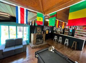 Ο χώρος του lounge ή του μπαρ στο Casa do Rogério Hostel