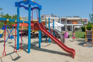 einen Spielplatz mit Rutsche im Sand in der Unterkunft Hotel Longosa - All Inclusive in Sonnenstrand