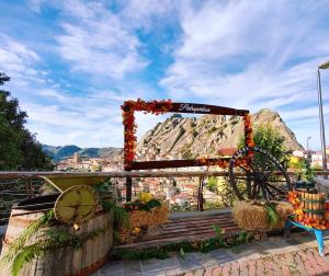 un arco nuziale con una montagna sullo sfondo di Pietrapantone B&B a Pietrapertosa