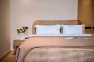 Una cama o camas en una habitación de Qingdu - LiYuan Hotel