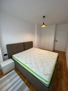 Łóżko lub łóżka w pokoju w obiekcie Four Seasons Apartment