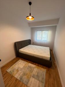 1 dormitorio pequeño con 1 cama en una habitación en Four Seasons Apartment, en Pristina