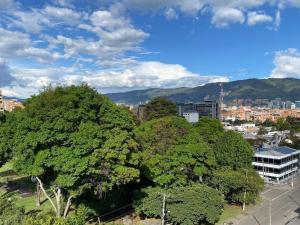 Blick auf eine Stadt mit Bäumen und Gebäuden in der Unterkunft Moderno Alojamiento Calle 100 in Bogotá