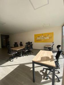 einen Konferenzraum mit Schreibtischen und Stühlen in einem Gebäude in der Unterkunft Moderno Alojamiento Calle 100 in Bogotá