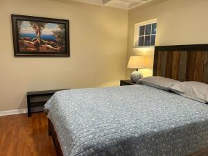 1 dormitorio con 1 cama y una pintura en la pared en Private room near Facebook, Amazon, Stanford en East Palo Alto
