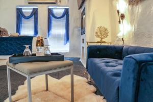 sala de estar con sofá azul y mesa en The Anniversary Inn - Boise, en Boise