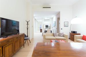A television and/or entertainment centre at Keys of Italy / Valpetrosa 10 - Touch of Elegance