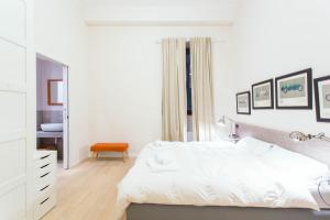 A bed or beds in a room at Keys of Italy / Valpetrosa 10 - Touch of Elegance