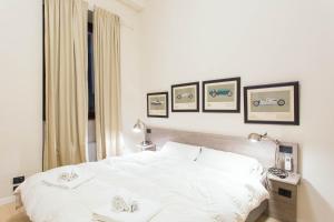 A bed or beds in a room at Keys of Italy / Valpetrosa 10 - Touch of Elegance
