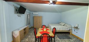 a bedroom with a bed and a table and chairs at La Bicicleta in Aldea Camarero