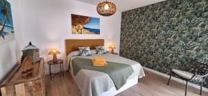 a bedroom with a bed with a green blanket at Casilla de Costa Luz Home con Terrazza Fronte Piscina in La Oliva