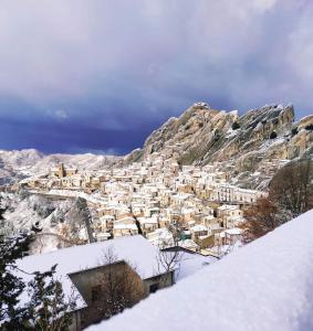皮耶特拉佩爾托薩的住宿－Pietrapantone B&B，山中被雪覆盖的小镇
