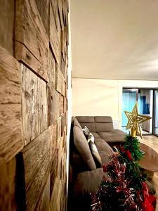 sala de estar con sofá y árbol de Navidad en Kathy's Elegance, en Buşteni