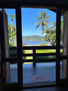 widok na plażę od frontowych drzwi w obiekcie Pousada Jardim Da Lagoa w mieście Florianópolis