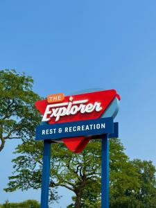 Un certificado, premio, cartel u otro documento en Explorer Rest & Recreation