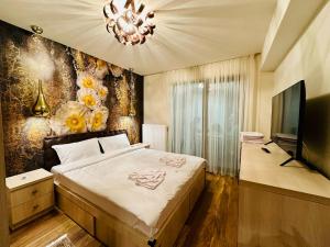 Un dormitorio con una cama y una pared con flores. en Kathy's Elegance, en Buşteni