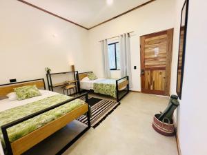 Voodi või voodid majutusasutuse Calipso Ocean Lodge- Avellana Beach Hotel toas