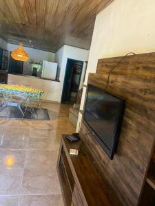 uma sala de estar com uma grande televisão de ecrã plano em Hotel Fazenda Bela Riba em Barrinha