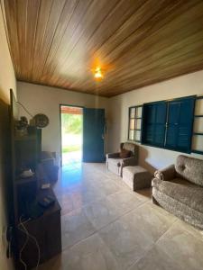 uma sala de estar com 2 sofás e um tecto de madeira em Hotel Fazenda Bela Riba em Barrinha
