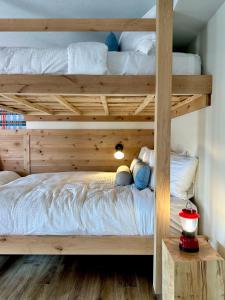 Una cama o camas en una habitación de Explorer Rest & Recreation