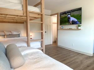 Una cama o camas en una habitación de Explorer Rest & Recreation