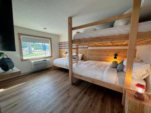 Una cama o camas en una habitación de Explorer Rest & Recreation
