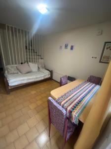 a room with a table and a bed in it at Departamento centrico con cochera! Excelente ubicación in Mendoza
