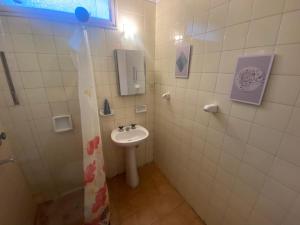 a bathroom with a sink and a toilet in it at Departamento centrico con cochera! Excelente ubicación in Mendoza