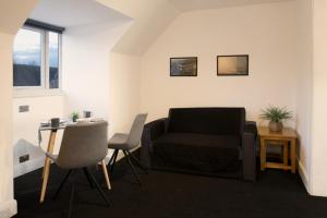 A seating area at Cheam Village Self Contained Flat & studio