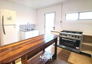 Majoituspaikan Noah Housing keittiö tai keittotila