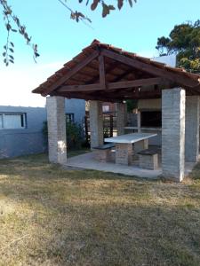 - un abri de pique-nique avec une table de pique-nique dans une cour dans l'établissement Lo de mirella, à La Paloma