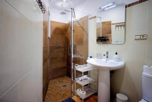 Cozy apartment near the center, Torres de Serrano في فالنسيا: حمام مع دش ومغسلة