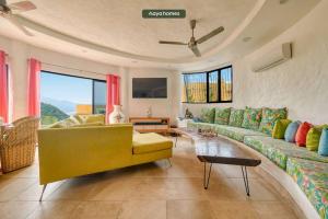 Casa de las Ventanas في بويرتو فايارتا: غرفة معيشة مع أريكة صفراء وطاولة