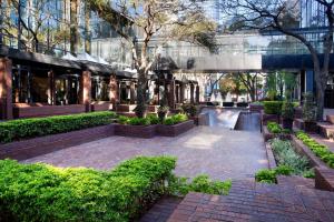 un patio frente a un edificio en Hilton Tampa Downtown, en Tampa