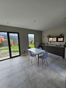 a kitchen and dining room with a table and chairs at Andino House in Ushuaia