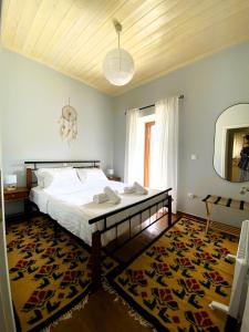 um quarto com uma cama grande e um tapete em Methydrion Country House em Vytina