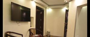 Habitación con TV de pantalla plana en la pared en Nile Guardian Hotel, en El Cairo