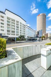 タンパにあるHotel Tampa Riverwalkの建物と通りの景色