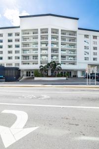 坦帕的住宿－Hotel Tampa Riverwalk，一条空的街道,在一座白色的大建筑前