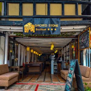 SACRED STONE Boutique Hotel في ماتشو بيتشو: مبنى حجري علي الواجهه