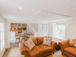 a living room with a couch and a kitchen at Dalnaglar Cottage - Uk30260 in Cray