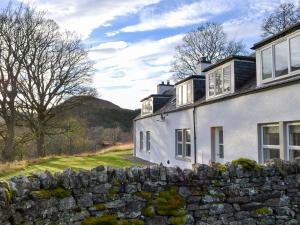 Casa blanca con pared de piedra en Glenmeanich Cottage - Uk33789, en Bridgend