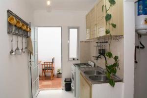 a kitchen with a sink and a stove at Casa Aconchego in Paso de los Libres