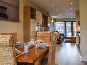 - une salle à manger avec une table et des chaises en bois dans l'établissement Marina View, à Burton