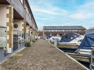 un quai avec des bateaux garés à côté d'un bâtiment dans l'établissement Marina View, à Burton