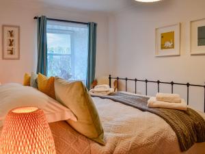 um quarto com uma cama com toalhas em Newton Cottage em Leitholm