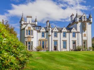 an old castle with a grassy yard in front of it at Dalnaglar Castle - Uk7072 in Cray