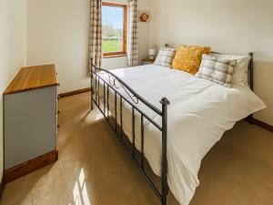Schlafzimmer mit einem Bett mit weißer Bettwäsche und einem Fenster in der Unterkunft Dail Daraich in Tore