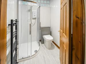 ein Bad mit einem WC und einer Glasdusche in der Unterkunft Dail Daraich in Tore